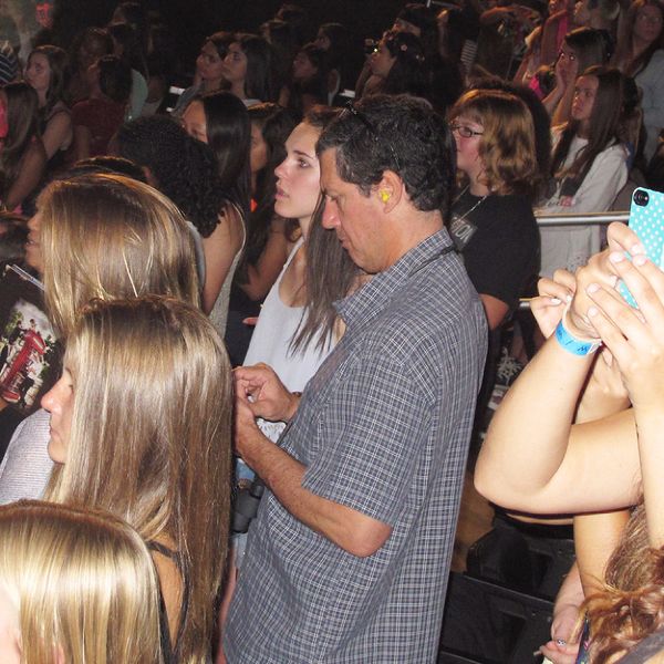 DAD-AT-ONE-DIRECTION-CONCERT-facebook